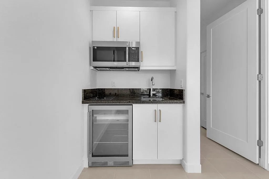 Studio, 400 sqft, $1,400 — Photo 3