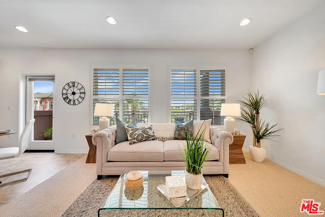 2 bed, 2.0 bath, 910 sqft, $4,500 — Photo 4
