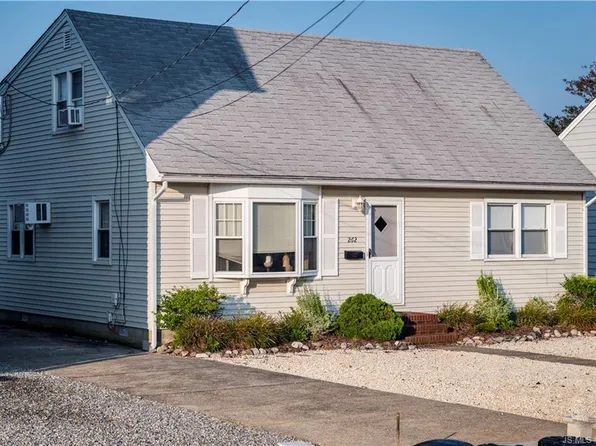 262 N 4th St, Surf City, NJ 08008