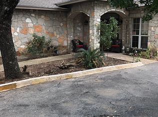 975 Five Oaks Cir, Canyon Lake, TX 78133