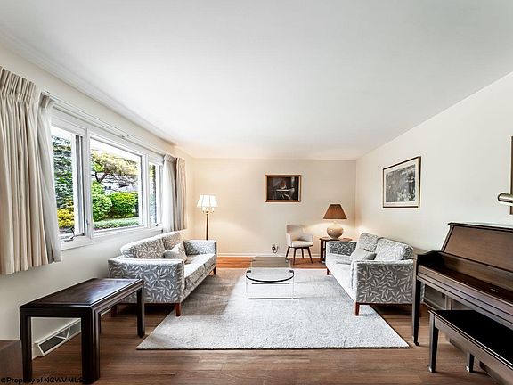 4th image of 674 Manor Pl