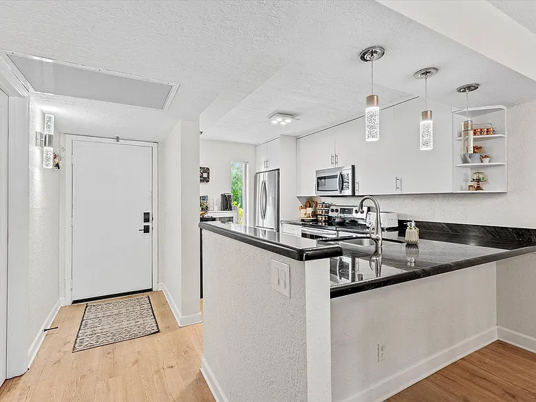21 Royal Palm Way #1050 — Photo 3