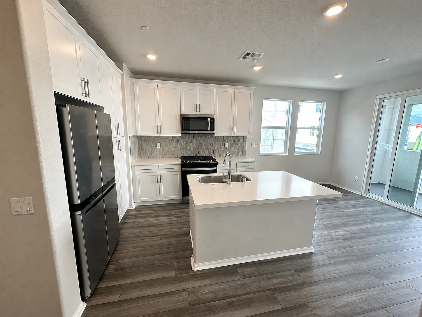 2 bed, 2.5 bath, 1219 sqft, $3,750 — Photo 2