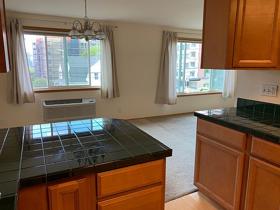 Western Facing unit brings in lots of light and sunshine. We also have A/C so that you don't roast in the summer.
