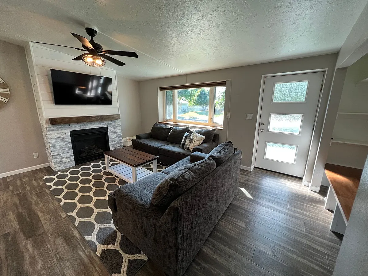 Building Photo - 505 Deer Dr