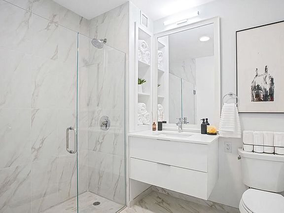 5th image of 900 W Fullerton Ave #604