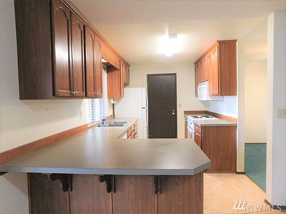 3rd image of 522 Penguin Ct SE