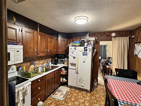 4th image of 8 Edie Ln