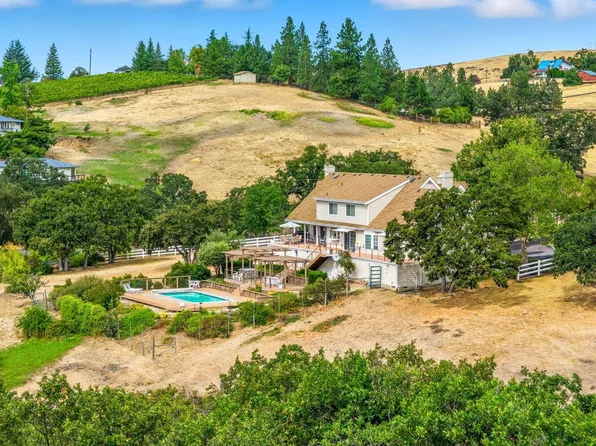 500 Pompadour Dr, Ashland, OR 97520