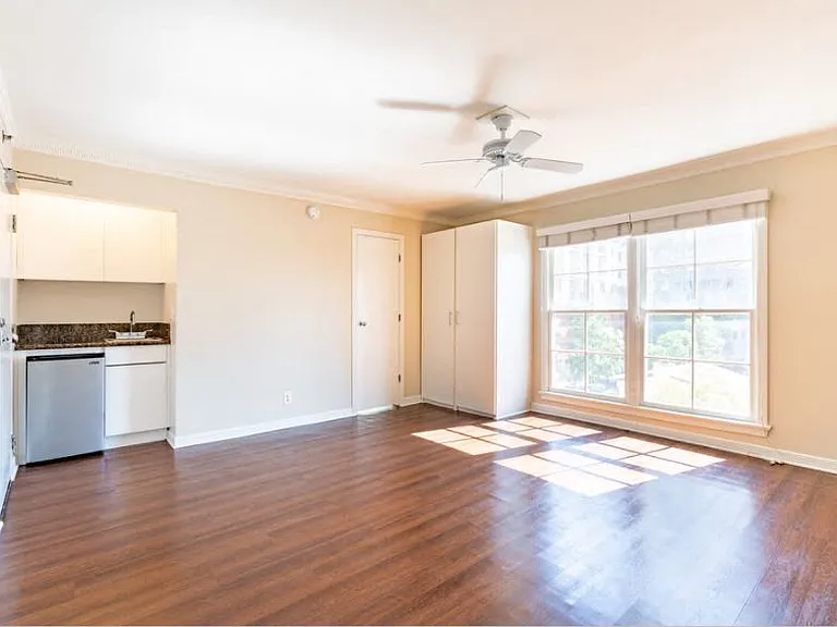 Lindbrook Manor Apartments unit