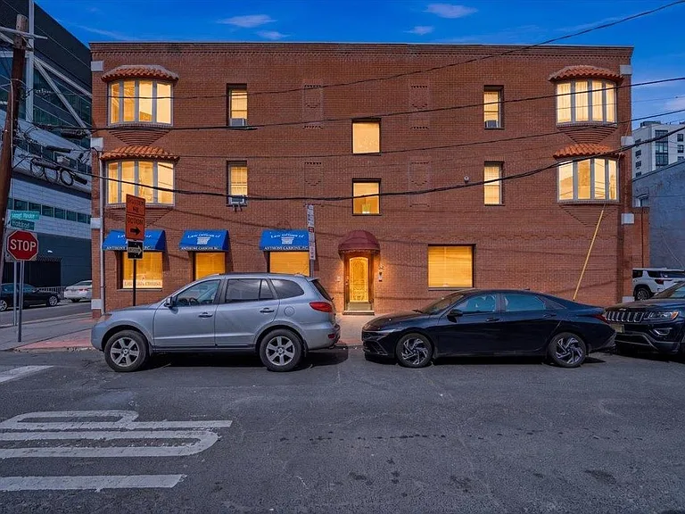 90 Court House Pl #2R — Photo 10