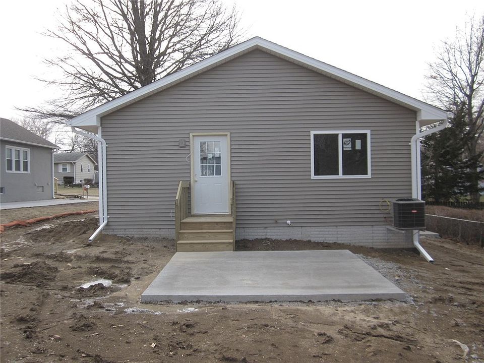 2nd image of 306 SE Hart Ave