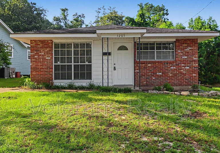 1285 Kensington Dr — Photo 1