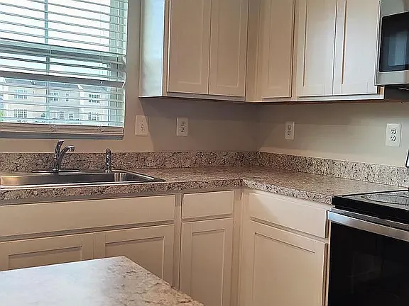 3 bed, 2.5 bath, 1500 sqft, $2,538 — Photo 2
