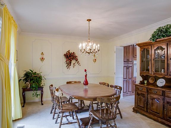 5th image of 2223 Castlewood Dr