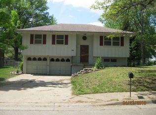2804 S 14th St, Leavenworth, KS 66048