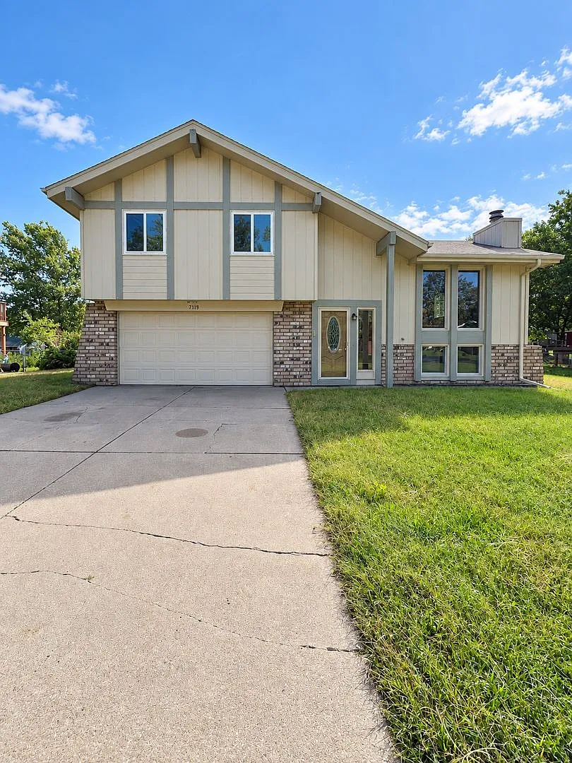 More Space, More Comfort! Welcome Home to La Vista! — Photo 1