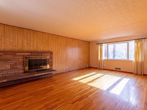 3rd image of 544 NW Sunset Dr