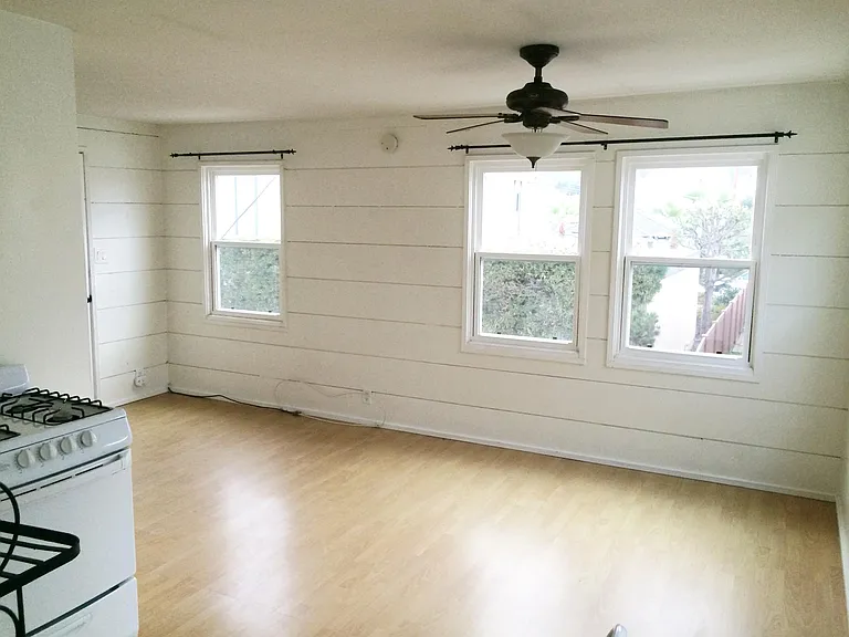 Living/sleeping area
