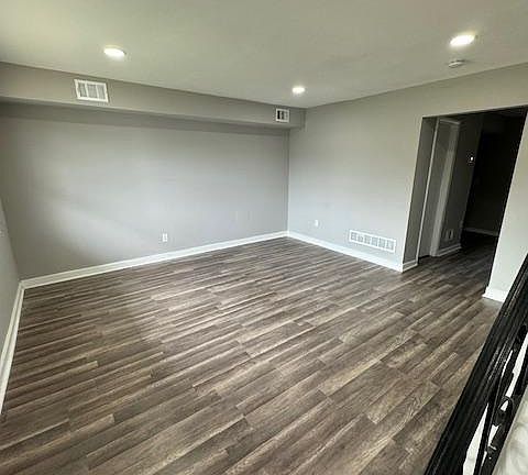 4th image of 35 Maple Ct