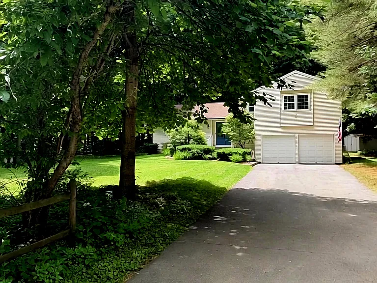 4 Woodlake Dr — Photo 1
