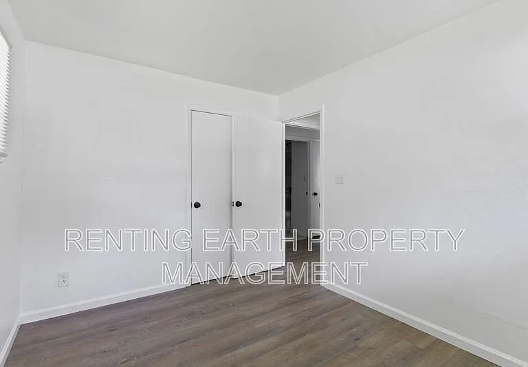 9835 Winkler Dr — Photo 12