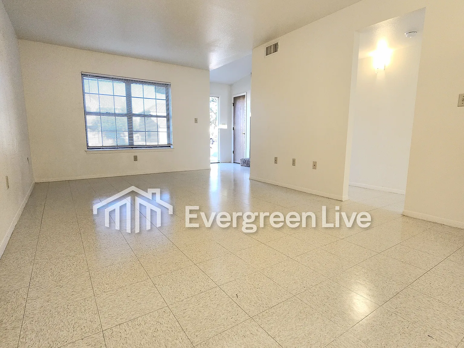 4 bed, 2.5 bath, 1390 sqft, $1,295 — Photo 4