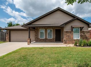 621 SW 7th St, Moore, OK 73160