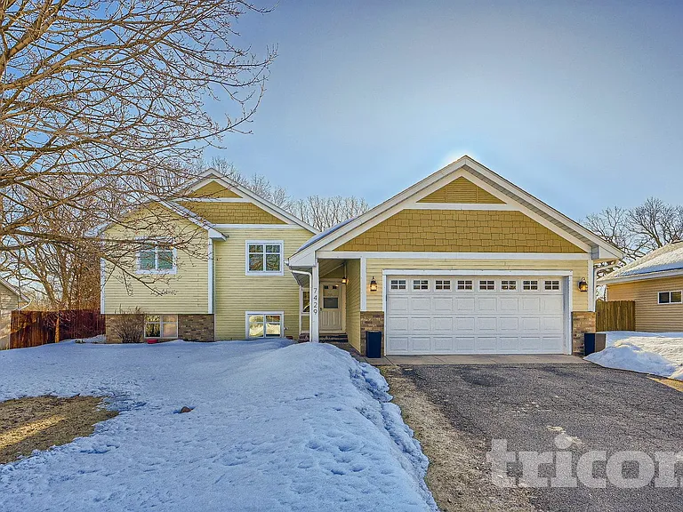 7429 Chesham Ln — Photo 2