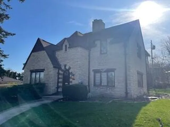 10335 West Woodward AVENUE, Wauwatosa, WI 53222