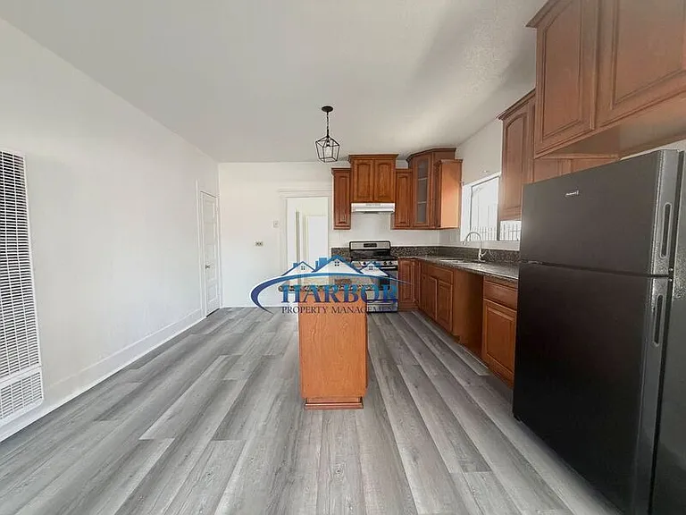 645 W 15th St — Photo 5