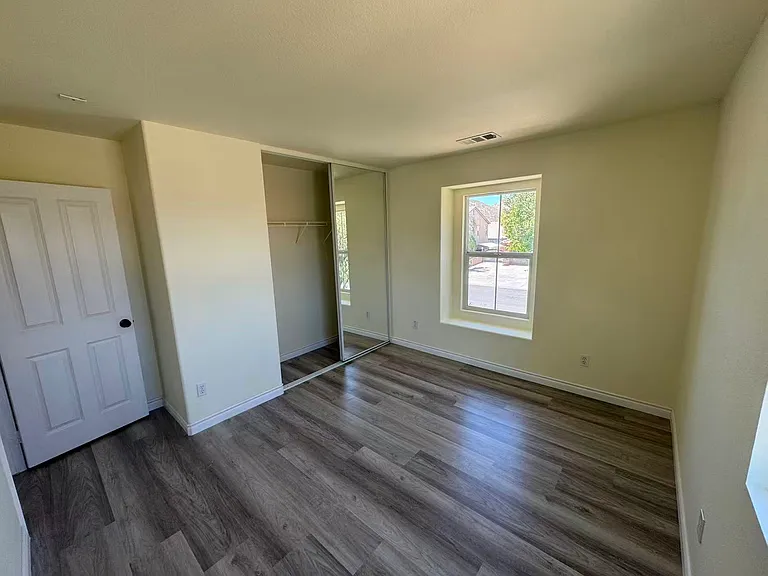 1070 Hawthorne Dr — Photo 17