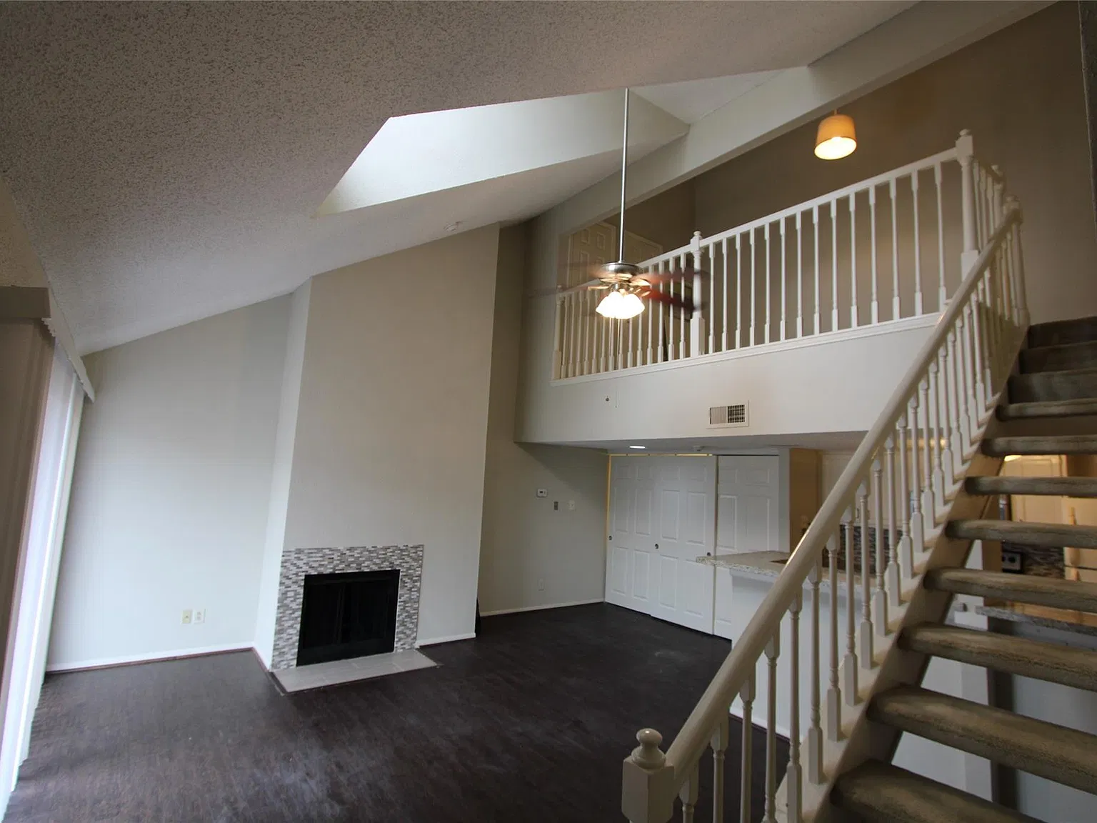 1 bed, 1.0 bath, 838 sqft, $1,300 — Photo 2