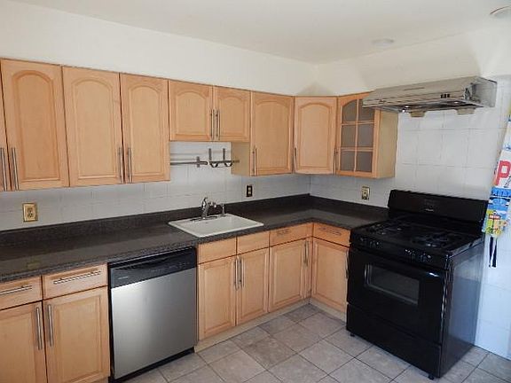2nd image of 420 E Wildey St
