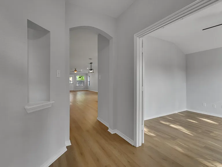 712 Riverhead Dr — Photo 6