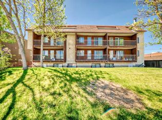 1113 W 37th St SW #203, Calgary, AB T3C1S5