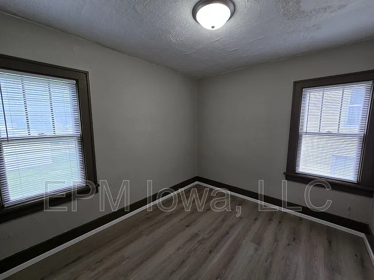 947 Newton St — Photo 13