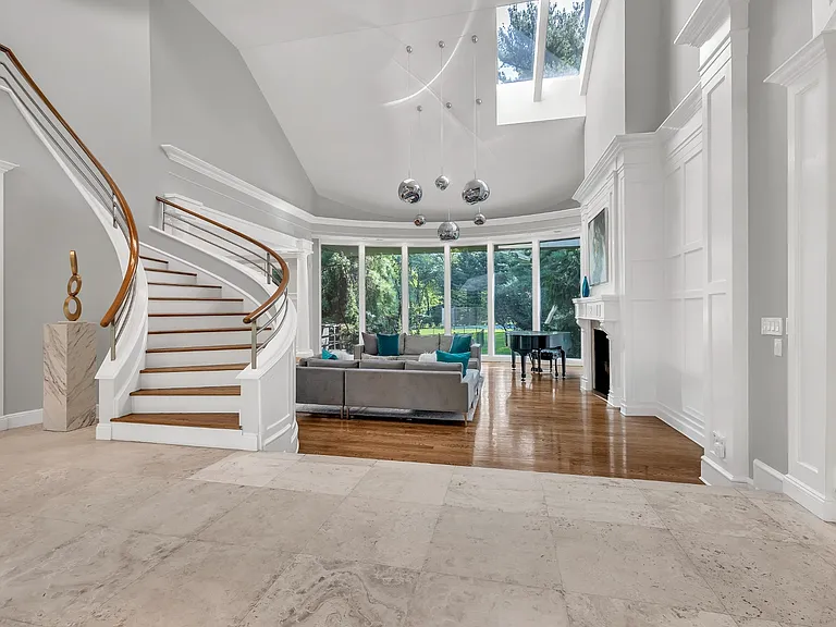 5 Coachmans Ct — Photo 3