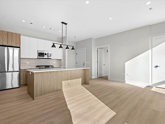 3rd image of 3953 W Dakin St #38600f231