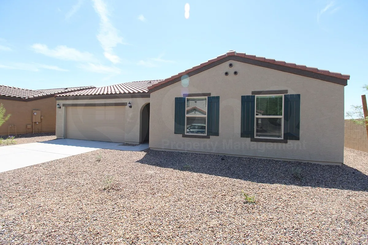4 bed, 2.0 bath, 2096 sqft, $1,895 — Photo 2