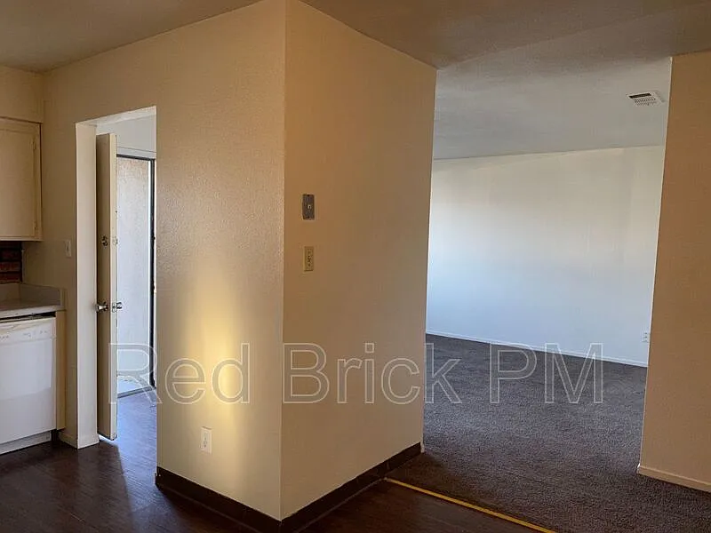 3 bed, 2.0 bath, 1263 sqft, $1,650 — Photo 3