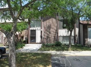 714 Circle Dr, Roselle, IL 60172