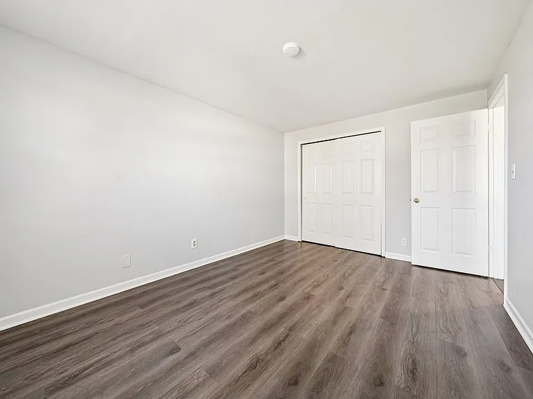 Manhattan Square Apartments — Photo 11