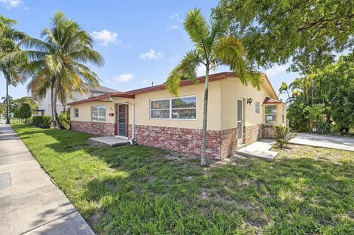 704 E Hillsboro Blvd