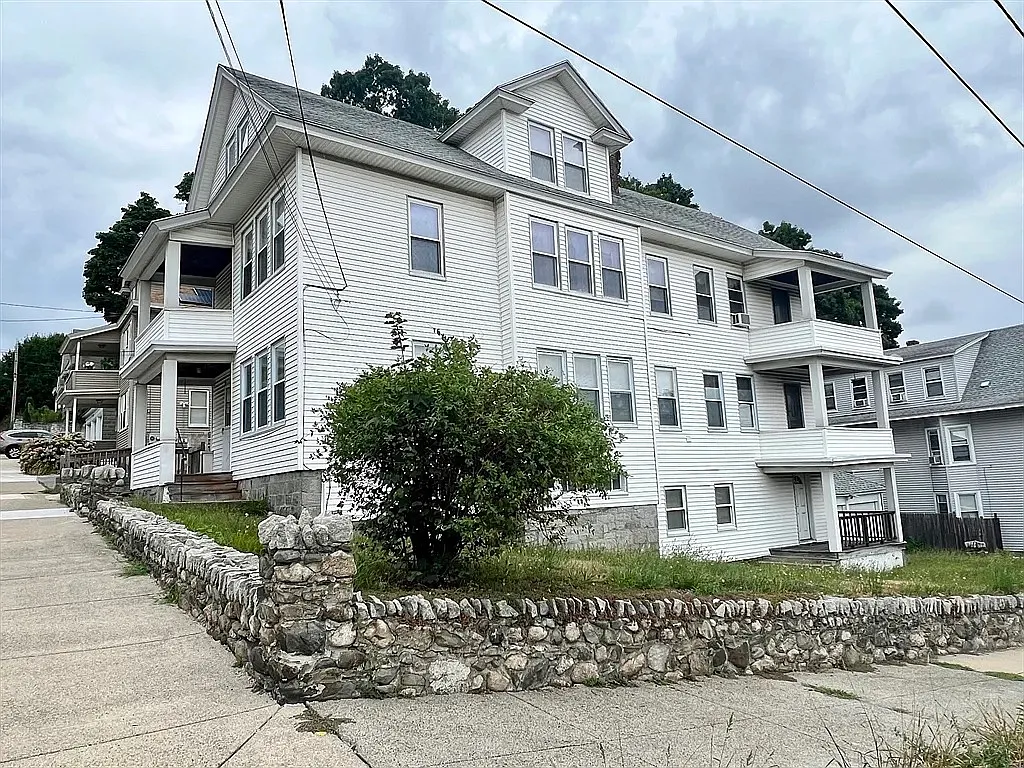 3 bed, 2823 sqft, $2,950 — Photo 2