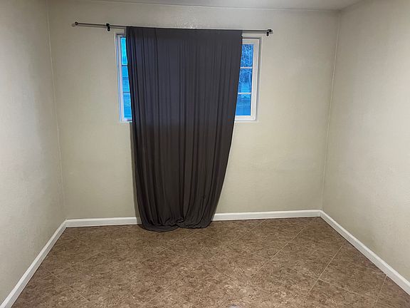 4th image of 1125 E Juniper St