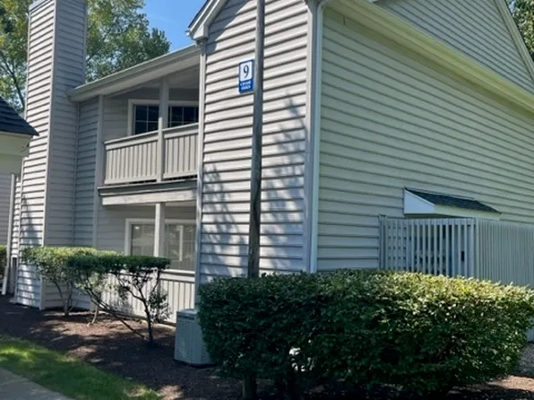 9 Chase Oak Court APT 2, Groton, CT 06340
