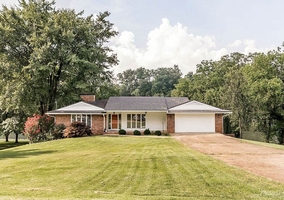 WELCOME HOME TO 302 LAKE AIRE