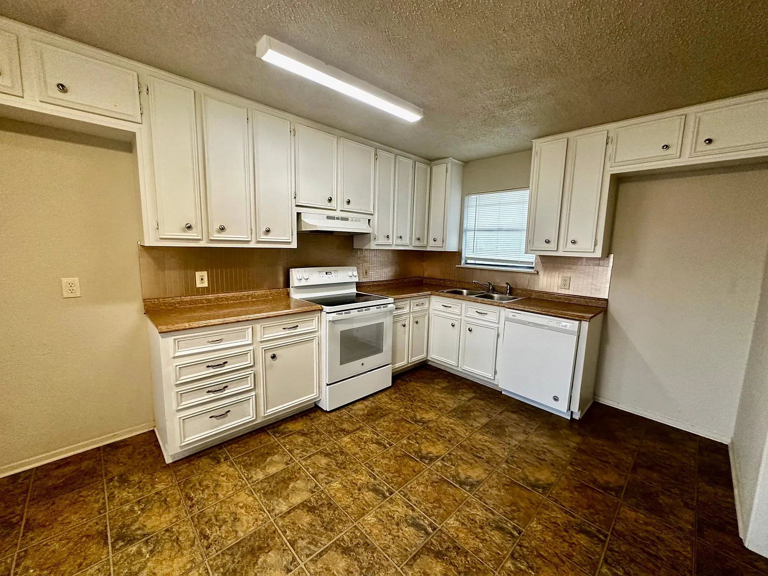 3 bed, 1363 sqft, $1,650 — Photo 2