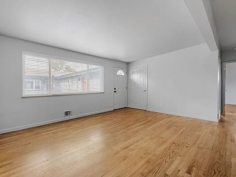 221 S Holly St — Photo 3